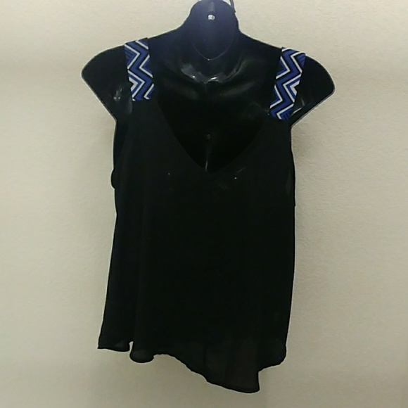3/$25.-Bella D Crop Top - Picture 4 of 8
